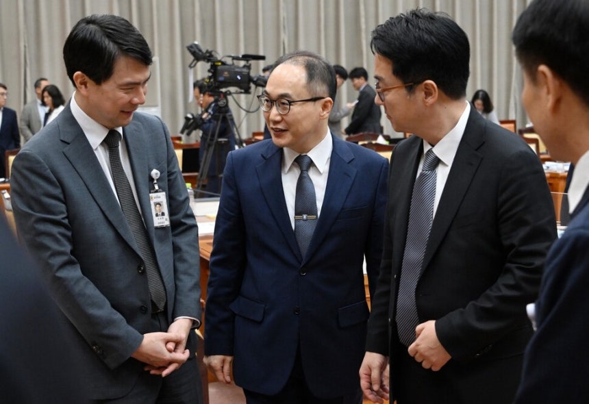 2023년 10월23일 국회 대검찰청 국정감사에서 당시 이원석 검찰총장(가운데)이 성상헌 기획조정부장(왼쪽, 현 법무부 검찰국장), 심우정 차장검사와 대화하며 감사장을 나서고 있다. 국회사진기자단