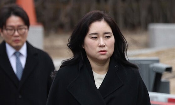 내란죄 피고인 윤석열 전 대통령 대리인단인 김계리 변호사가 지난 3월25일 서울 종로구 헌법재판소에서 열린 윤석열 대통령의 탄핵 심판 11차 변론에 출석하고 있다. 사진공동취재단