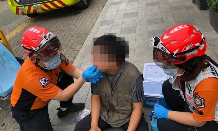 대구 119구급대원들이 도로에서 구토와 두통, 고열, 어지럼증세를 보이는 온열환자에게 응급처치를 하고 있다. 대구시 제공