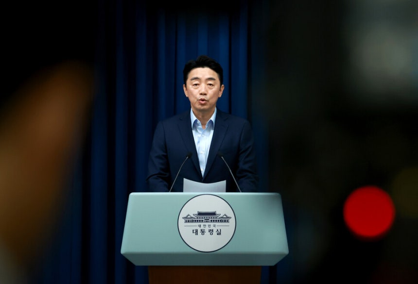 강훈식 대통령비서실장이 지난 11일 서울 용산 대통령실 청사에서 이재명 대통령의 문화체육관광부 및 국토교통부 장관 인선을 발표하고 있다. 연합뉴스