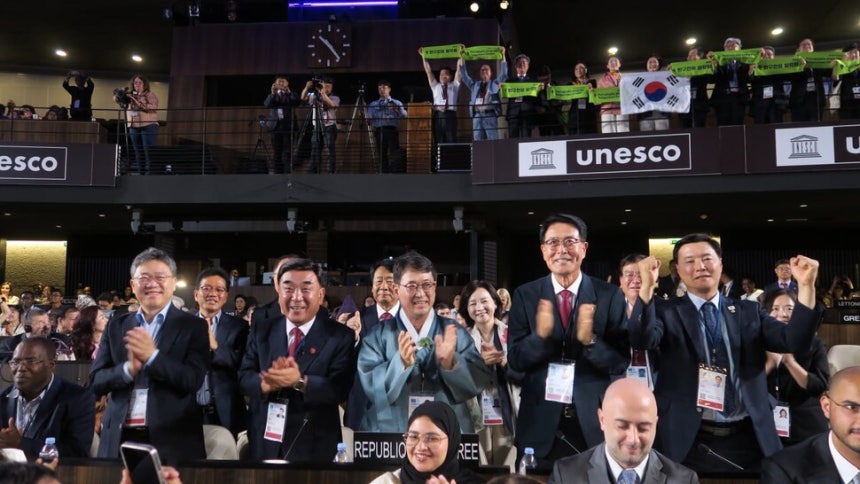 12일 오전(현지시간) 프랑스 파리 유네스코 세계유산위원회 회의에서 `반구천 암각화\'의 세계 유산 등재가 결정된 직후 최응천 국가유산청장(가운데 한복입은 사람)과 김두겸 울산시장(최 청장 왼쪽) 등 한국 대표단 관