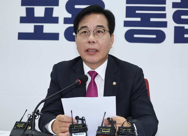 Song Eon-seok, the interim chairman and floor leader of the People Power Party, holds a press conference regarding current issues at the National Assembly on the morning of the 16th. Yoon Un-sik, senior reporter yws@hani.co.kr