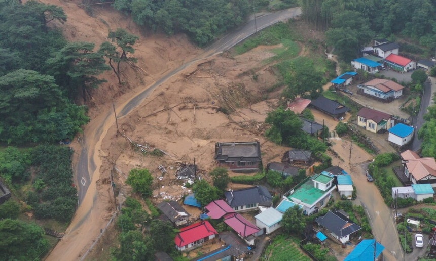 폭우로 인해 7월19일 오후 경남 산청군 단성면 내원마을 일대에 산사태가 발생한 모습. 연합뉴스