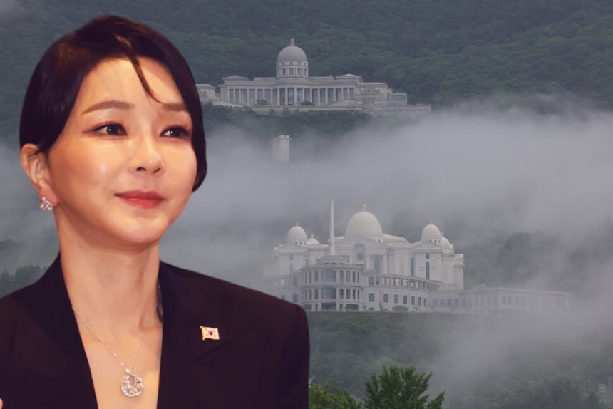2022년 6월 29일(현지시각) 스페인 마드리드 만다린 오리엔탈 리츠호텔에서 열린 동포 만찬간담회에 참석한 김건희. 배경은 통일교 성지인 경기 가평 천정궁의 모습. 사진공동취재단&#160;