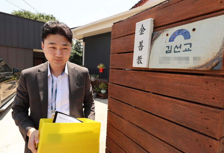 윤석열 전 대통령 부인 김건희 여사의 각종 의혹들을 수사중인 민중기 특별검사팀이 25일 \'양평공흥지구 특혜 의혹\'과 관련해 국민의힘 김선교 의원 양평 자택에 대한 압수수색을 마친 뒤 압수품을 가지고 나오고 있다.
