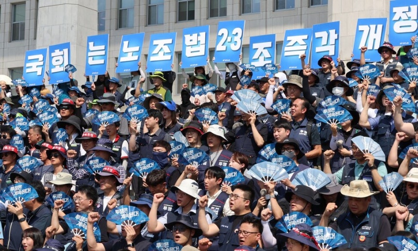 민주노총과 한국노총 조합원, 진보당, 사회민주당 등 정당 당원들이 28일 서울 여의도 국회 본청 앞에서 노조법 2·3조 개정안 후퇴 저지 및 신속 통과 촉구 기자회견을 하고 있다. 연합뉴스