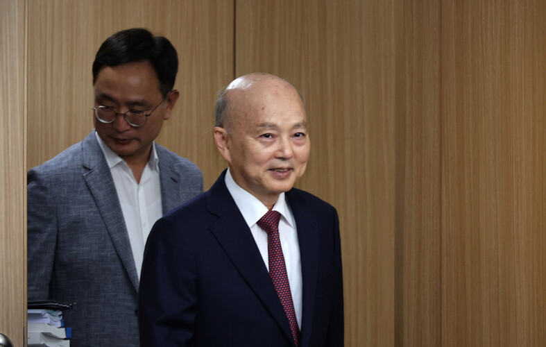 안창호 인권위원장이 14일 인권위 전원위원회가 열리는 서울 중구 인권위 청사 14층 전원위원회실로 입장하고 있다. 류우종 선임기자 wjryu@hani.co.kr