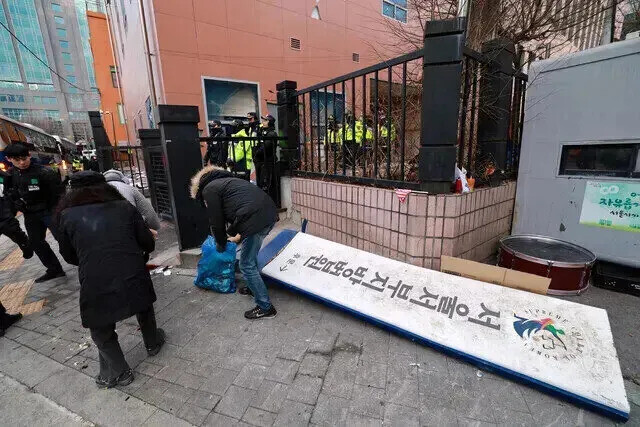 지난 1월19일 새벽 윤석열 전 대통령 지지자들에 의해 부서진 서울서부지법 간판. 정용일 선임기자 yongil@hani.co.kr