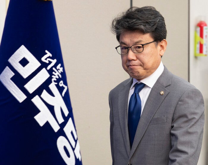 진성준 더불어민주당 정책위의장이 지난 1일 국회에서 열린 최고위원회의에 입장하고 있다. 연합뉴스