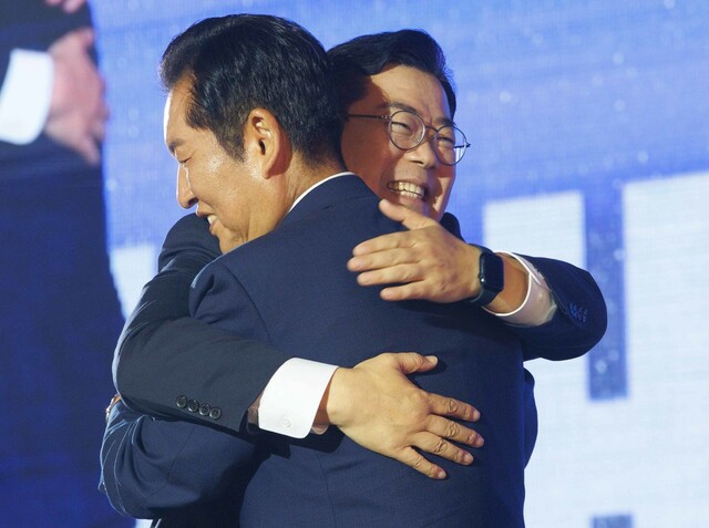 정청래 더불어민주당 신임 대표가 2일 오후 경기 고양시 킨텍스에서 열린 제2차 임시전국당원대회에서 박찬대 후보와 포옹하고 있다. 공동취재사진