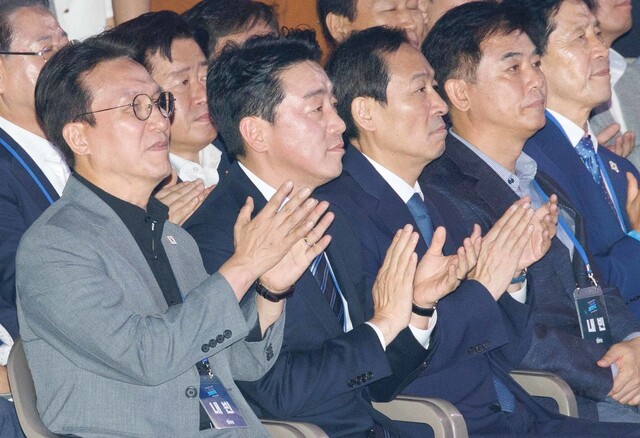 김민석 국무총리(왼쪽부터), 강훈식 대통령실 비서실장, 우상호 정무수석, 김병욱 정무비서관이 2일 오후 경기 고양시 킨텍스에서 열린 더불어민주당 제2차 임시전국당원대회에서 박수를 치고 있다. 공동취재사진