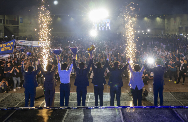 정청래 신임 더불어민주당 대표와 민주당 지도부가 2일 경기 고양 킨텍스에서 열린 제2차 임시전국당원대회에서 당대표로 선출된 뒤 인사를 하고 있다. 공동취재사진