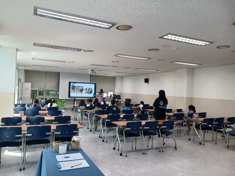 경기도 파주시 동패동 교하도서관 2층 문화강연실에서 초등학생들이 공유학교 여름방학 독서교실 수업을 듣고 있다. 이준희 기자