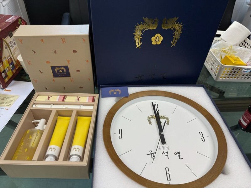 신혜식 신의한수 대표가 지난 1월 받은 대통령실 선물세트. 신혜식 대표 제공.