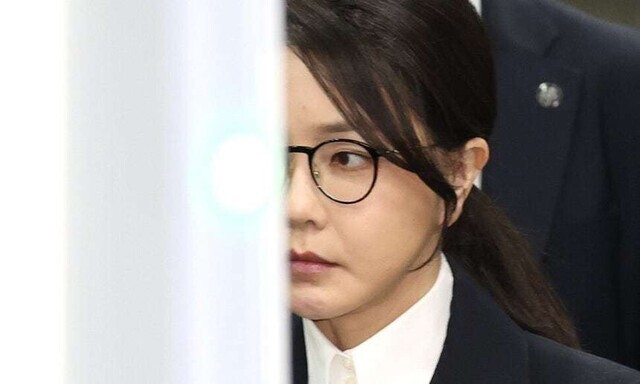 윤석열 전 대통령 부인 김건희 여사가 12일 구속 전 피의자 심문(영장실질심사)을 마친 뒤 서울 서초구 서울중앙지법을 나서고 있다. 공동취재사진