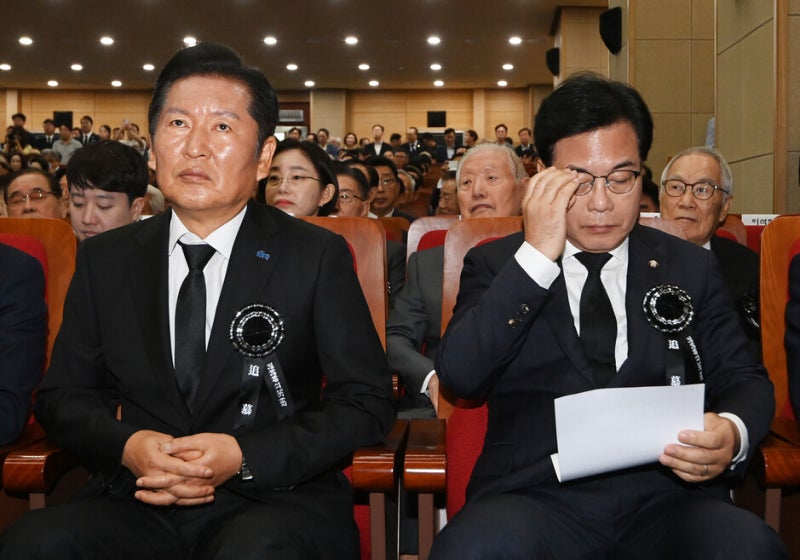 “DJ였다면”…또 악수 안 한 정청래-송언석, 추도식서 충돌