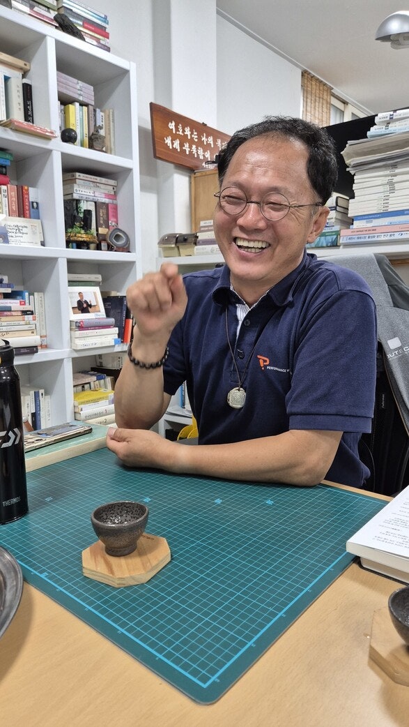 “돕고 싶은 곳은 많은데, 가진 게 글 쓰는 재주뿐이라”