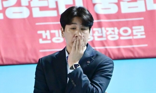 배구연맹, ‘<b>코치</b> 폭행 혐의’ <b>김종민</b> 도로공사 <b>감독</b> 징계 보류