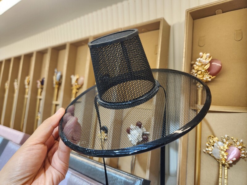 19일 서울 종로구 광장시장 안에 위치한 전통소품 가게 비놋당에서 전통 갓을 판매하고 있다. 박고은 기자