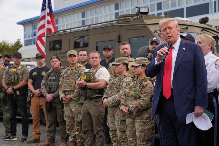 트럼프 대통령이 21일(현지시각) 워싱턴 애너코스티아에 있는 공원 경찰(USPP) 시설을 찾아 군과 경찰 등을 격려하고 있다. 워싱턴/AP 연합뉴스