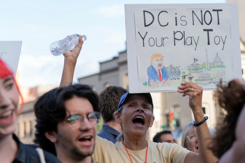 시민들이 21일(현지시각) 워싱턴에서 연방 법 집행 기관과 국가 방위군을 투입한 도널드 트럼프 대통령의 행위에 반대하는 집회를 열고 있다. 워싱턴/AP 연합뉴스