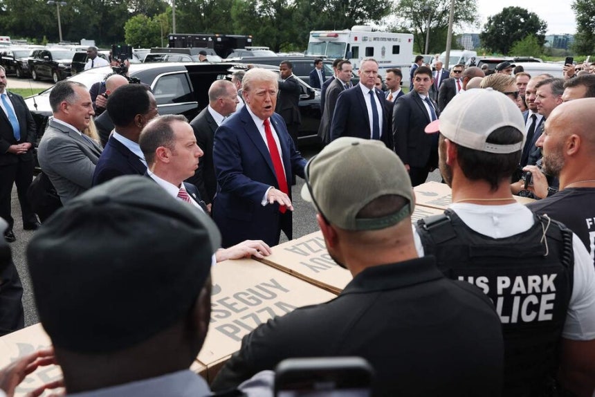 트럼프 대통령이 21일(현지시각) 백악관에서 만든 햄버거와 외부 식당에서 주문한 피자를 현장 요원들에게 제공하고 있다. 워싱턴/AFP 연합뉴스