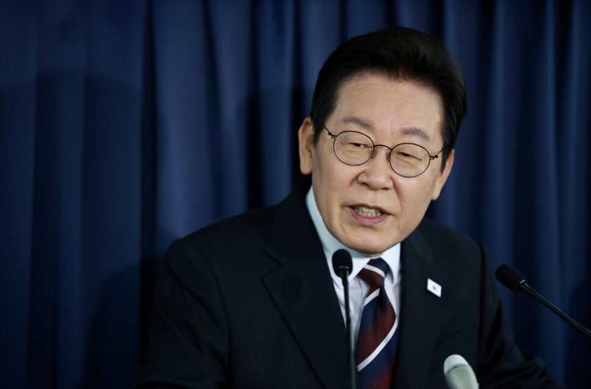 이재명 대통령이 24일 일본 도쿄 하네다공항 이륙 뒤 한미 정상회담을 위해 미국 워싱턴DC로 향하는 공군 1호기 기내에서 기자간담회를 하고 있다. 연합뉴스