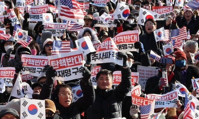 “<b>트럼프</b>여, 한국 정치에 개입하소서”…국힘에 파고든 ‘화물 숭배’