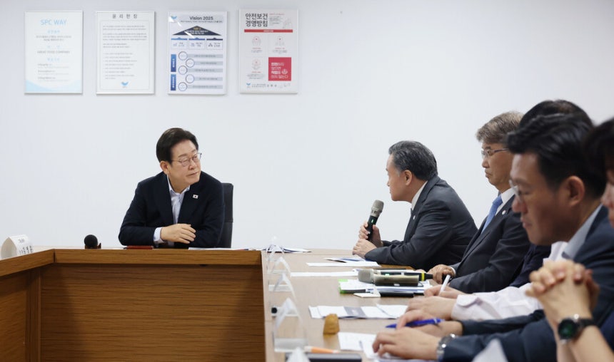 이재명 대통령이 지난달 25일 경기 시흥시 에스피씨삼립 시화공장에서 열린 ‘산업재해 근절 현장 노사간담회’에서 허영인 에스피씨그룹 회장의 발언을 듣고 있다. 공동취재사진