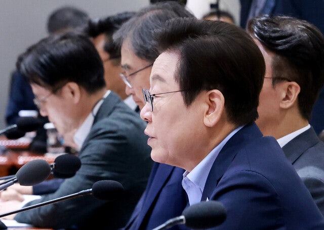 이 대통령 “국민 앞에서 ‘<b>검찰개혁</b>’ <b>토론</b>하라…직접 주재할 수도”
