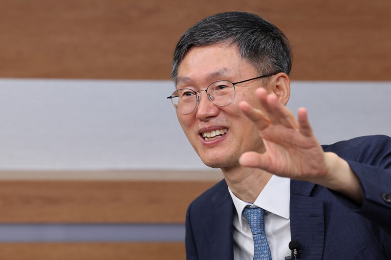 문형배 “나라는 국민이 구한 겁니다, 재판관이 어떻게 구합니까” [영상]