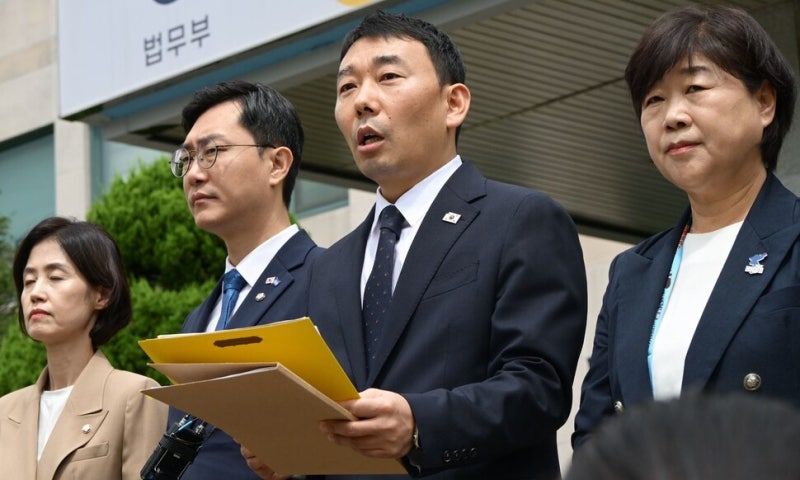 “<b>윤석열</b>, 두차례 체포영장 집행 모두 속옷 차림에 반말로 <b>저항</b>”