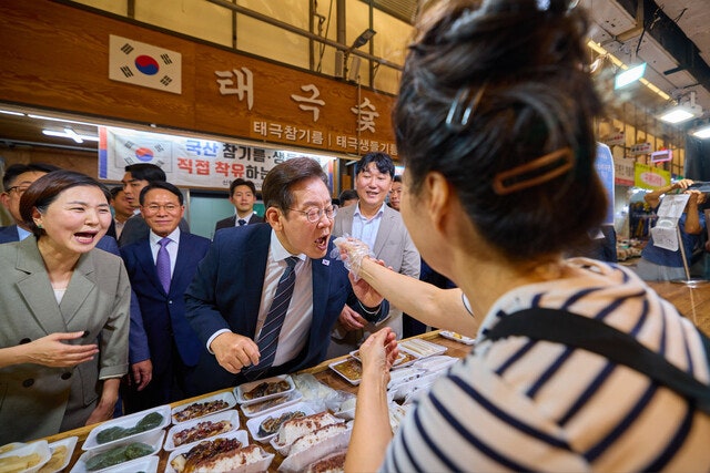 이 <b>대통령</b>, 인천 용현시장 깜짝 방문…“소상공인 살아야 경제 살아”