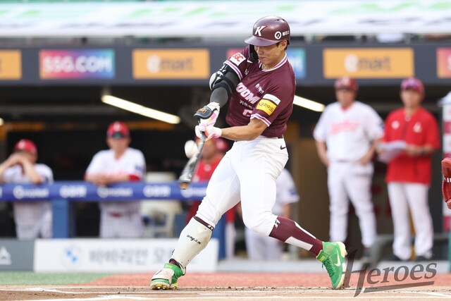 ‘빅리그’ 도전 <b>송성문</b>, 생애 첫 KBO 월간 <b>MVP</b> 차지