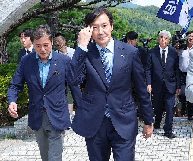 성폭력 사건에 최대 위기 혁신당, ‘<b>조국 비대위원장</b>’ 두고 찬반 팽팽