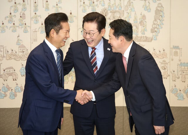 [사설] 손잡은 이 대통령과 여야 대표, ‘정치복원’ 지켜나가길
