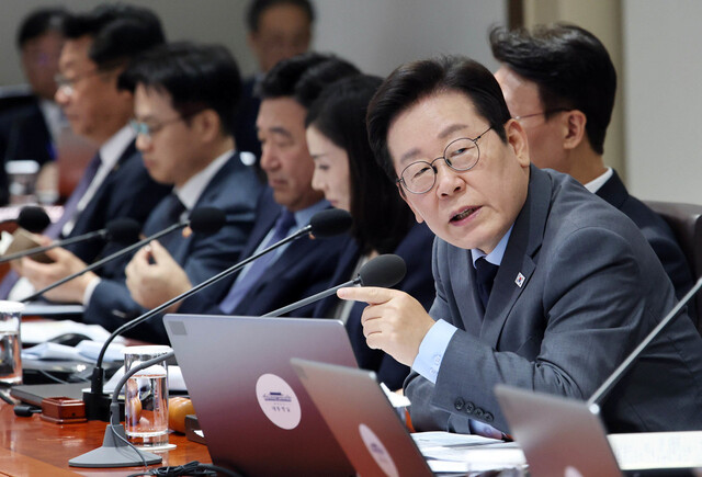 이재명 대통령이 9일 오후 서울 용산 대통령실에서 열린 제41회 국무회의에서 국무위원들에게 질문하고 있다. 대통령실사진기자단