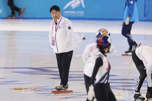 빙상연맹, 석연찮은 ‘<b>쇼트트랙</b> <b>감독</b> 교체’…<b>윤재명 감독</b> 복귀