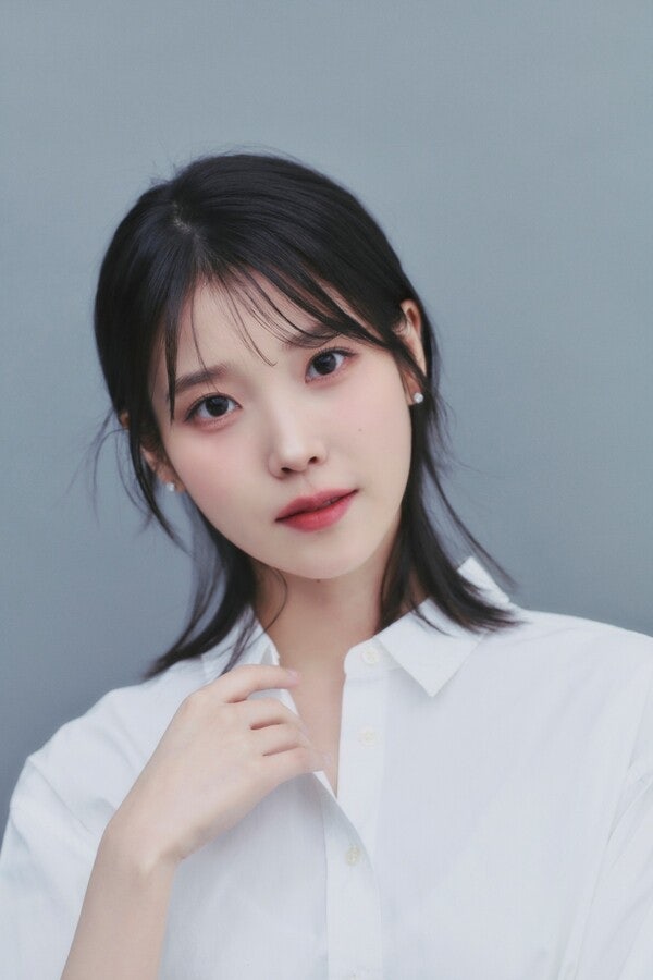 <b>아이유</b>, 또 한 번의 나눔…데뷔 17주년 맞아 <b>2억</b>원 <b>기부</b>