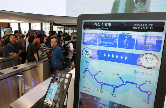 ‘잠실~마곡 127분’ <b>한강버스</b> 정식 출항…변기 막혀 <b>화장실</b> 밀폐되기도