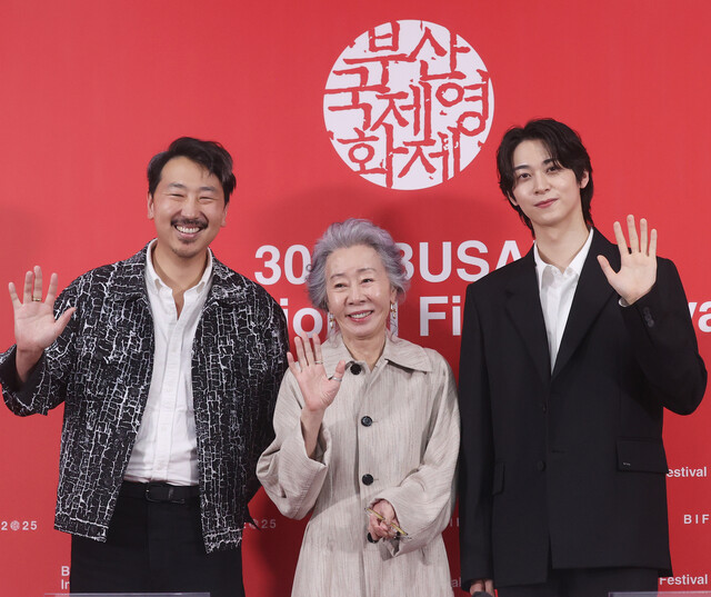 19일 부산 해운대구 영화의전당에서 열린 제30회 부산국제영화제 ‘결혼 피로연’ 기자간담회에서 배우들과 감독이 포즈를 취하고 있다. 왼쪽부터 앤드루 안 감독, 윤여정, 한기찬. 연합뉴스