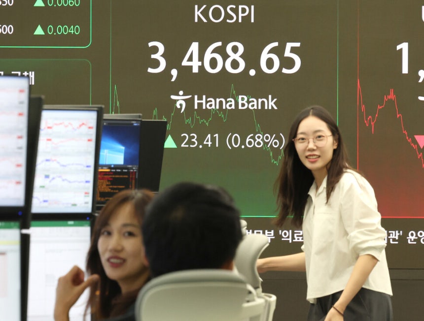코스피가 0.7% 오르며 사상 최고치를 재차 경신한 22일 서울 중구 하나은행 딜링룸에서 딜러들이 대화하고 있다. 연합뉴스