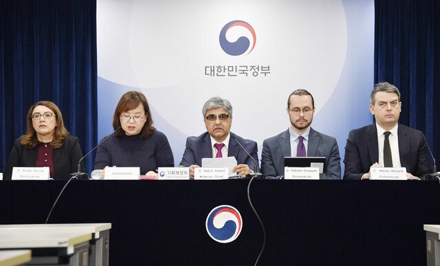 IMF, 올해 한국 성장률 전망치 0.9%로 상향…추경 효과 반영