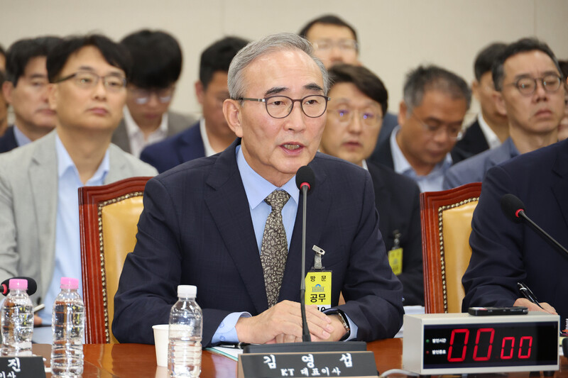24일 국회 과학기술정보방송통신위원회에서 열린 통신∙금융 대규모 해킹사고에 대한 청문회에서 위원 질의에 답하고 있는 김영섭 케이티 대표이사. 연합뉴스