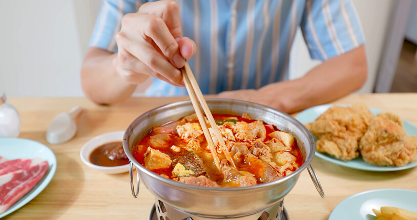 전문가들은 무엇보다 위암의 예방과 조기 발견을 강조한다. 짠 음식과 흡연은 피하고, 싱겁게 먹고 채소와 과일을 충분히 섭취하는 식습관이 필요하다. 탄 음식, 가공육, 질산염 화합물