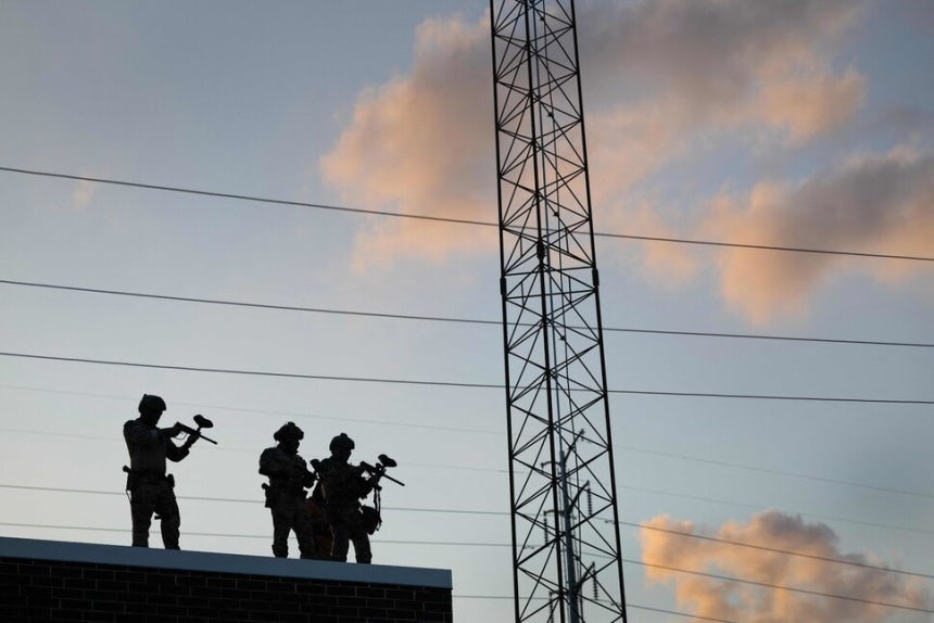 22일(현지시각) 미국 일리노이주 브로드부에서 연방 법집행기관 요원들이 이민자 구금 시설 밖에서 시위하는 이들을 향해 후추공을 발사하고 있다. AFP 연합뉴스