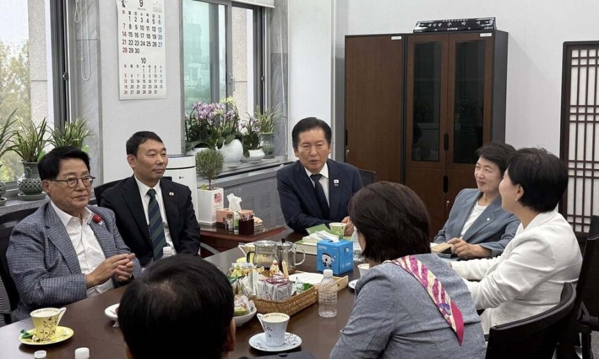 정청래 더불어민주당 대표와 추미애 국회 법제사법위원장이 더불어민주당 소속 법제사법위원들과 차담을 하는 모습. 정청래 대표 유튜브 갈무리