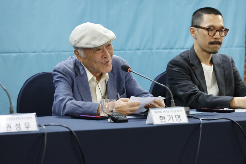 가장 ‘힙’한 원로의 죽비 “가짜가 진짜를 죽이는가”