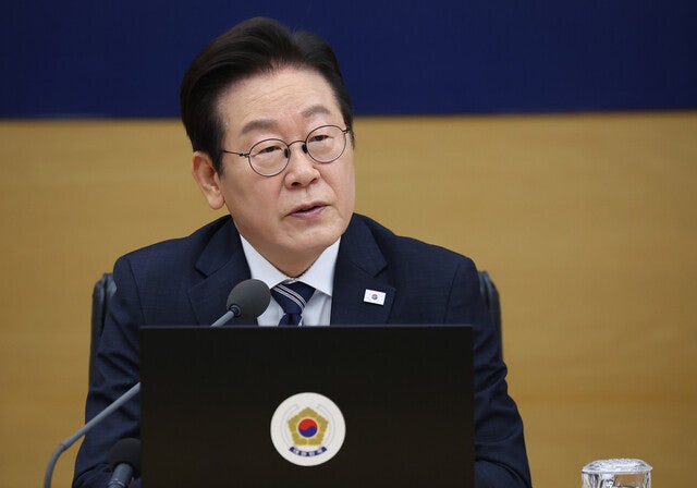 이 대통령 “국가 전산망 마비 송구…이중화 안된 이유 조사”