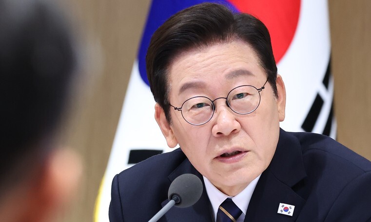 이재명 대통령이 30일 용산 대통령실에서 열린 제44회 국무회의에서 정성호 법무부 장관에게 질의하고 있다. 연합뉴스